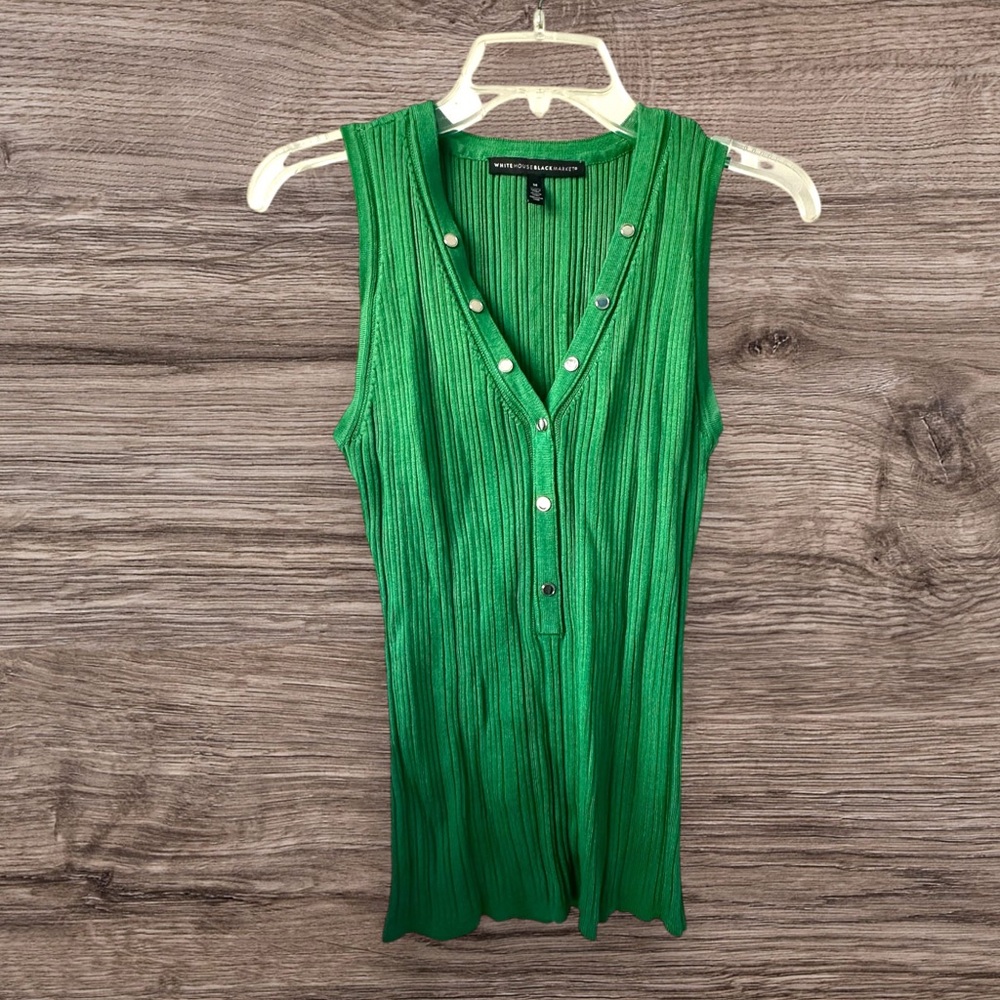 White House Black Market Green Sleeveless Ribbed V-Neck Tank w/Snap Accents. Med
